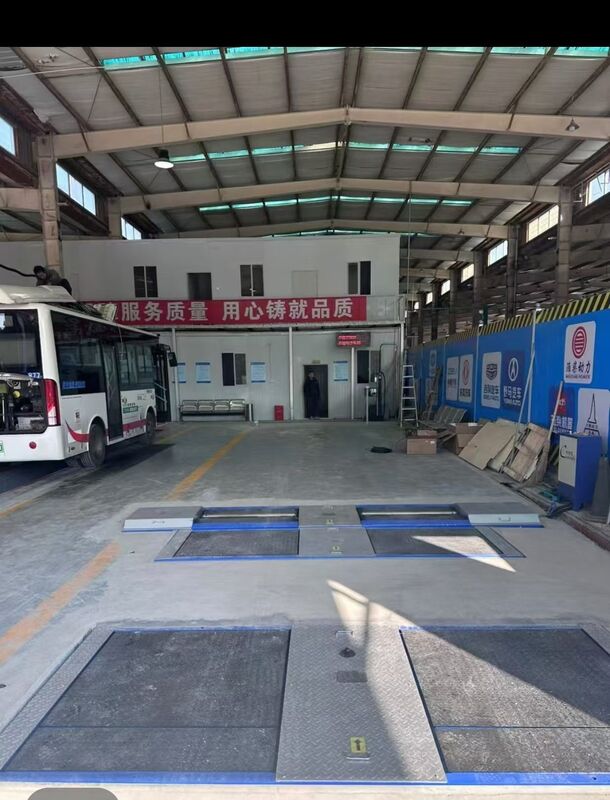 Δοκιμαστική γραμμή φορτηγών Cartesy για συνεργείο αυτοκινήτων Δοκιμαστής φρένων κυλίνδρων Δυνάμεις με φορτίο άξονα διπλές πλάκες ελεγκτής πλευρικής ολίσθησης χωρητικότητας 10T