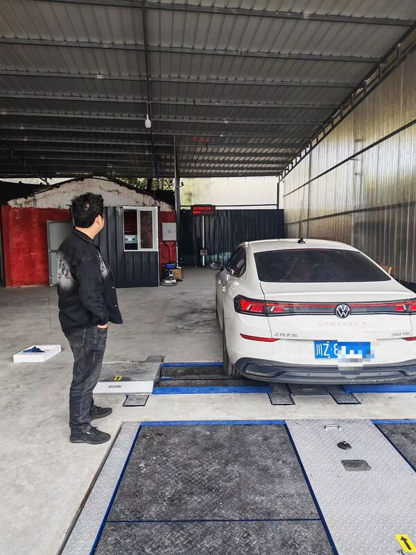 Δοκιμαστική γραμμή φορτηγών Cartesy για συνεργείο αυτοκινήτων Δοκιμαστής φρένων κυλίνδρων Δυνάμεις με φορτίο άξονα διπλές πλάκες ελεγκτής πλευρικής ολίσθησης χωρητικότητας 10T